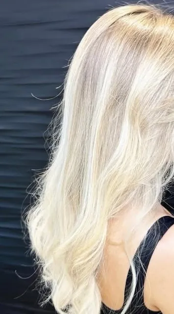 Blond polaire long, des racines aux pointes, réalisation Gem Coiffure