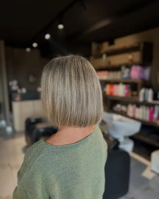 Carré blond beige vu de dos, au salon Gem Coiffure