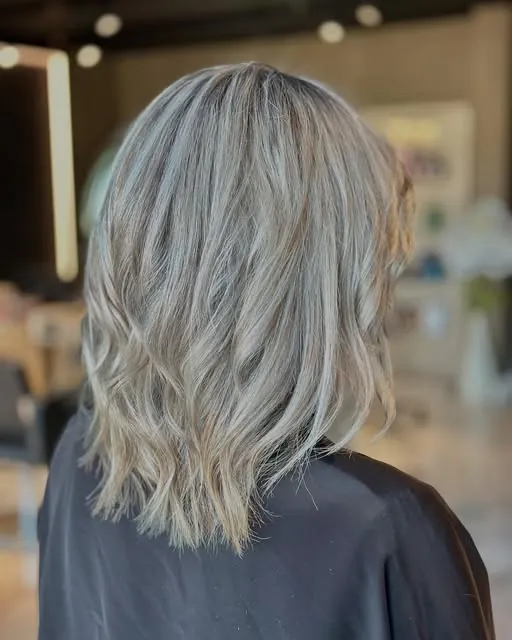 Carré flou gris perle vu de dos, réalisation Gem Coiffure