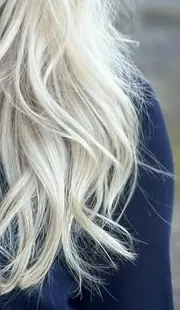 Longueurs ondulées blond polaire, réalisation Gem Coiffure